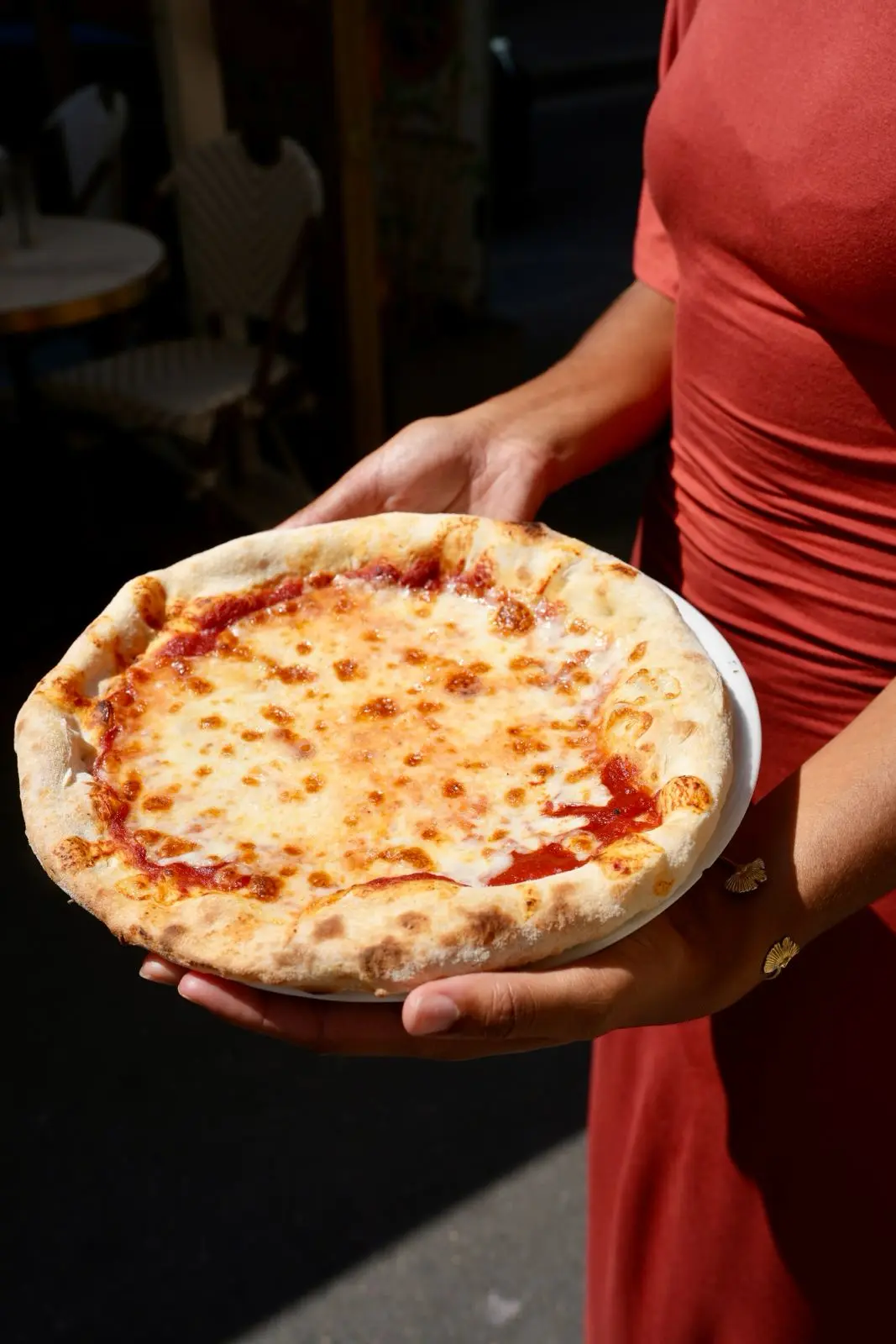 Une pizza au fromage, servie en plein soleil