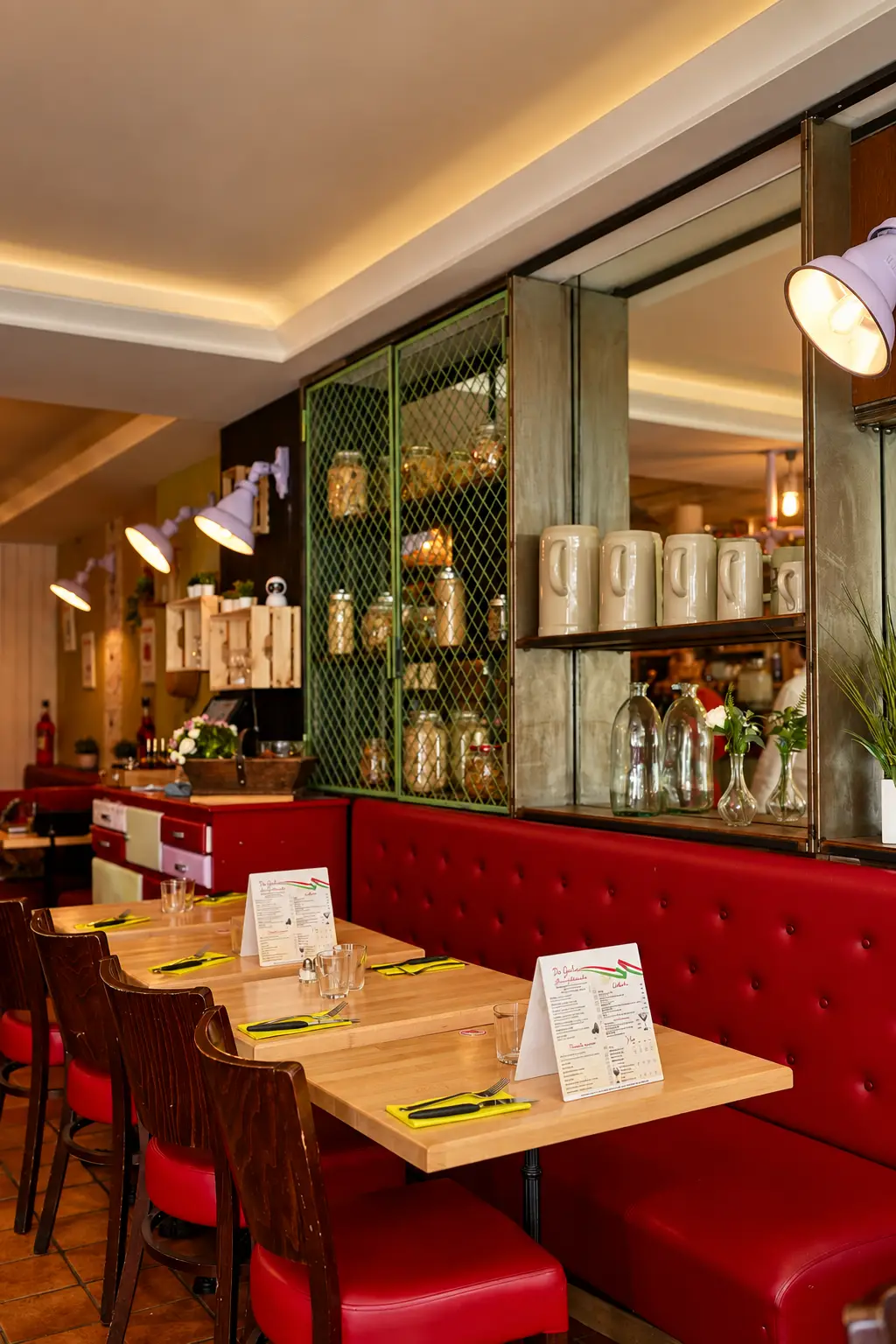 Les tables alignées le long de la banquette rouge